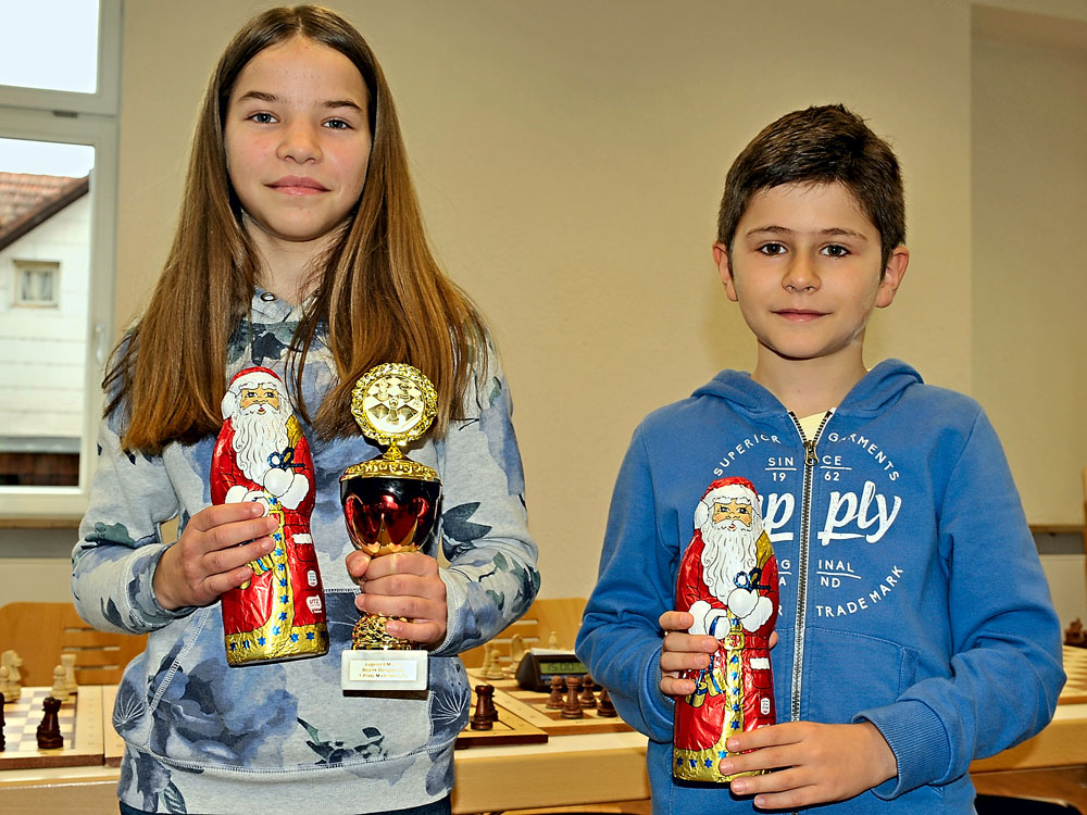 von links: Bezirksmeisterin U12 Iris Bender und Rares Munteanu von links: Bezirksmeisterin U12 Iris Bender und Rares Munteanu