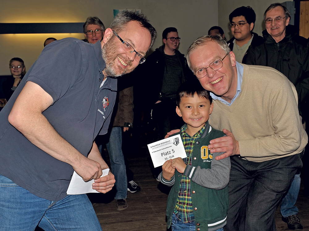Der an Platz 5. plazierte FM Patrick Burkhard mit dem jüngsten Teilnehmer
